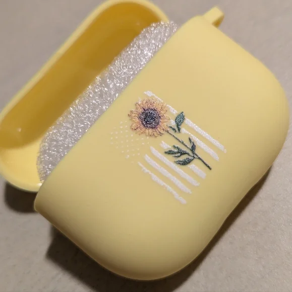 Bundle of Floral Airpod 3 cases - Picture 3 of 5